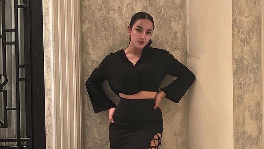 7 Potret OOTD Cassandra Angelie OOTD Cassandra Angelie artis yang terciduk prostitusi pakai barang branded jadi sorotan. Yuk kita intip potretnya!