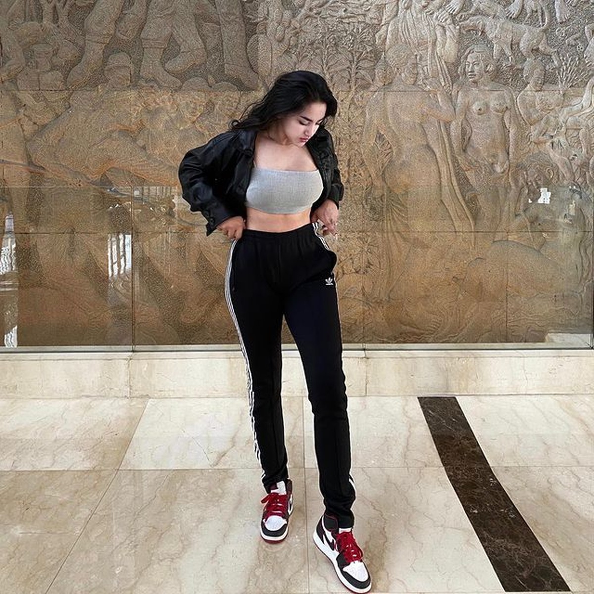 OOTD Cassandra Angelie artis yang terciduk prostitusi pakai barang branded jadi sorotan&period; Yuk kita intip potretnya&excl;