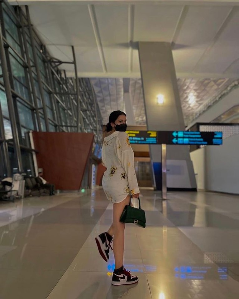 7 Potret OOTD Cassandra Angelie OOTD Cassandra Angelie artis yang terciduk prostitusi pakai barang branded jadi sorotan. Yuk kita intip potretnya!
