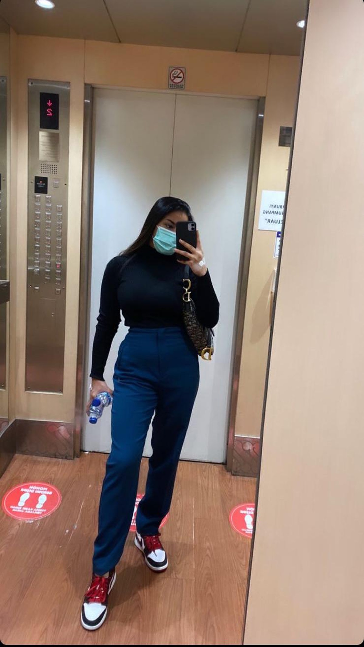 OOTD Cassandra Angelie artis yang terciduk prostitusi pakai barang branded jadi sorotan&period; Yuk kita intip potretnya&excl;