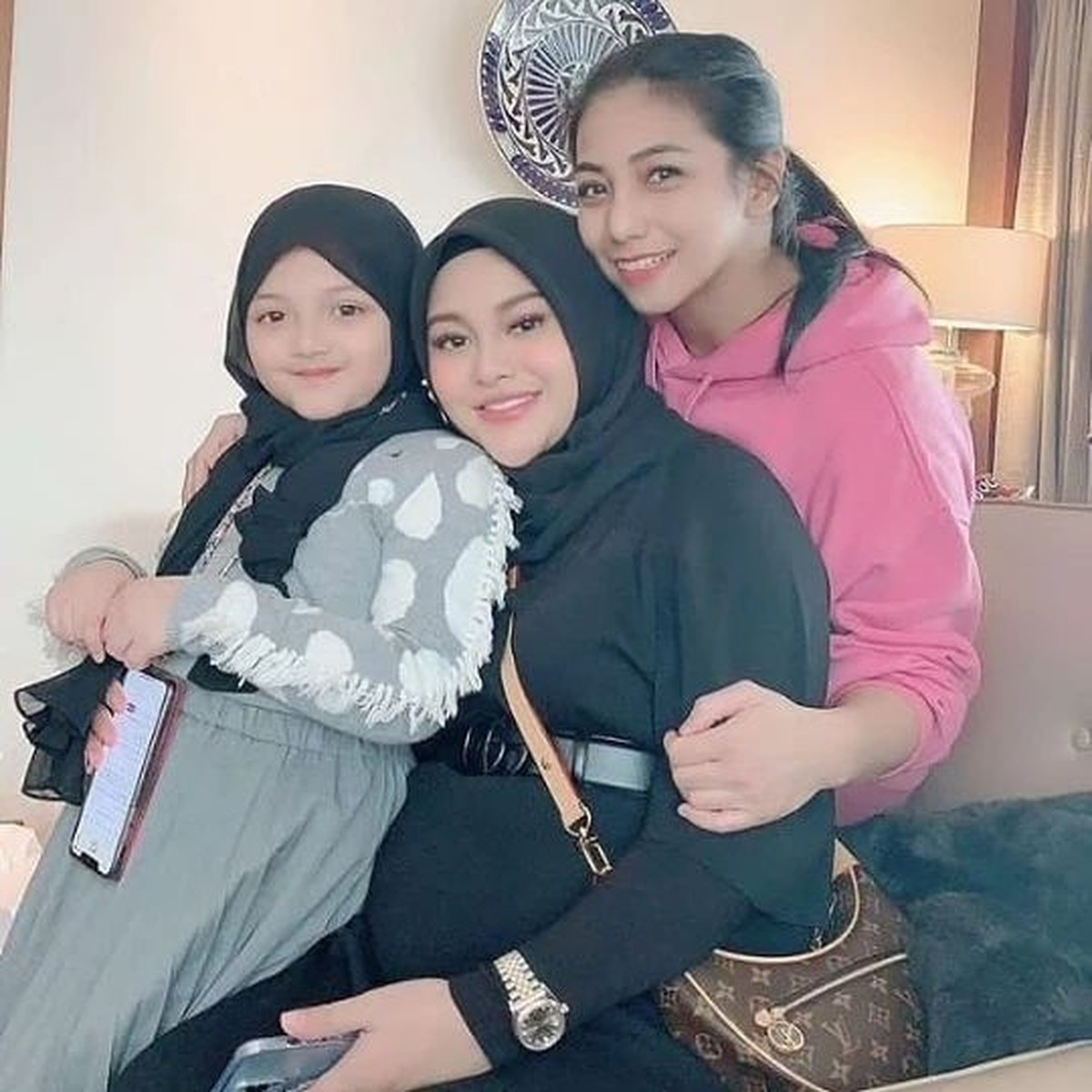 Arsy Hermansyah tampil memakai hijab saat libura di Turkey mencuri perhatian publik&period; Yuk intip potretnya&excl;