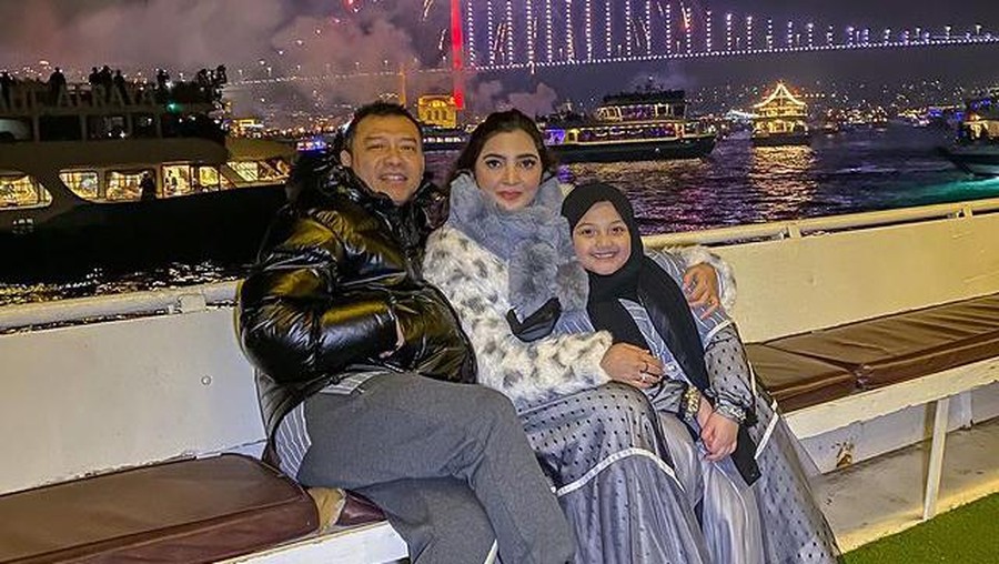 7 Potret Penampilan Arsy Pakai Hijab Selama Liburan di Turkey Arsy Hermansyah tampil memakai hijab saat libura di Turkey mencuri perhatian publik. Yuk intip potretnya!