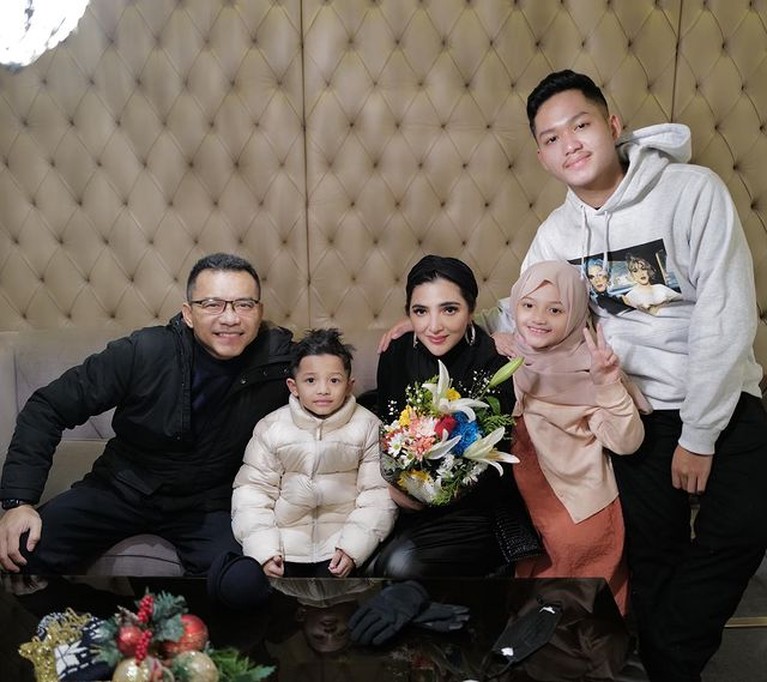 7 Potret Penampilan Arsy Pakai Hijab Selama Liburan di Turkey Arsy Hermansyah tampil memakai hijab saat libura di Turkey mencuri perhatian publik. Yuk intip potretnya!