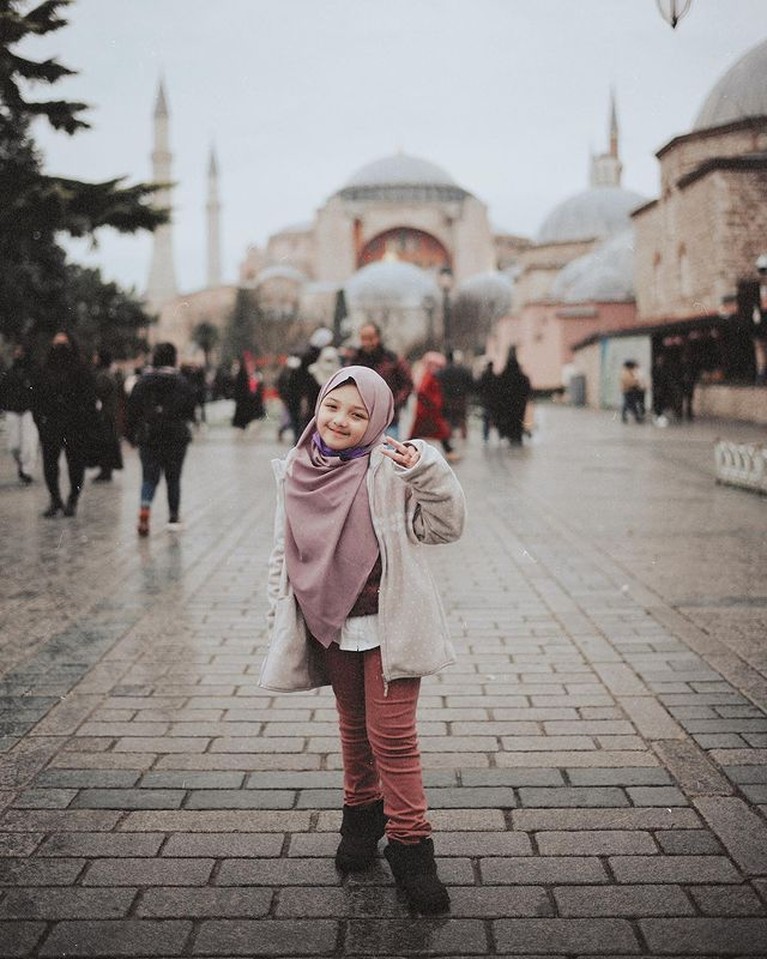 Arsy Hermansyah tampil memakai hijab saat libura di Turkey mencuri perhatian publik. Yuk intip potretnya!