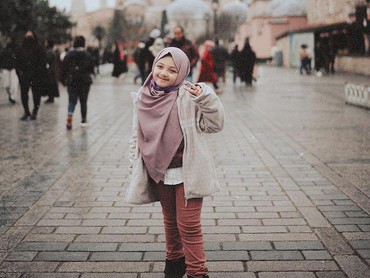 7 Potret Penampilan Arsy Hermansyah Pakai Hijab Saat Liburan di Turki