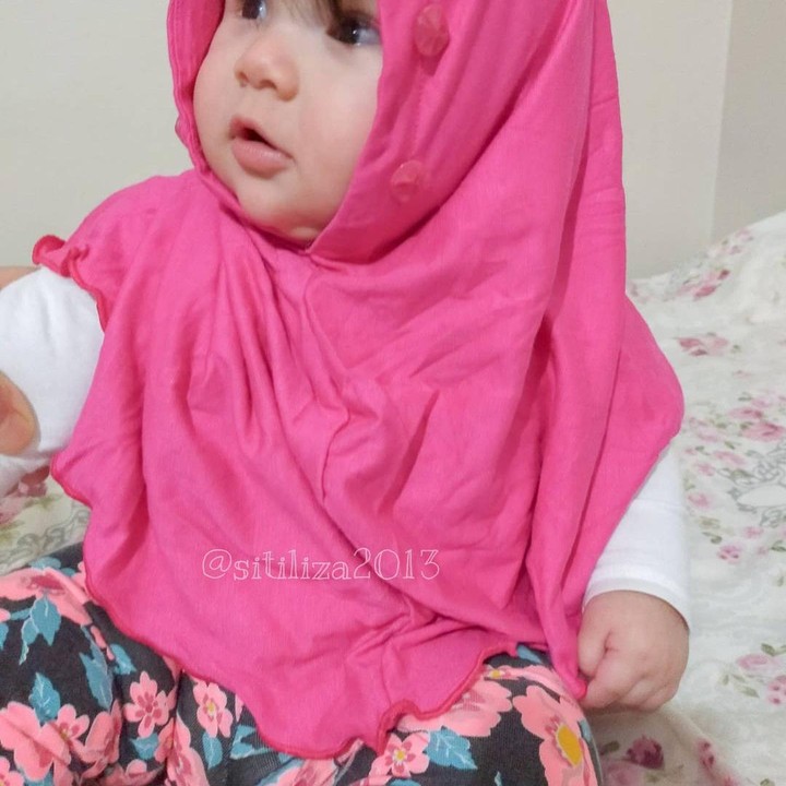 <p>Wajah <em>baby</em> Zara pertama kali muncul melalui channel YouTube pribadi SIti Liza. "Alhamdulillah akhirnya <em>baby</em> Zara udah bisa nongol di YouTube dan Sosial media lainnya," tulis Siti sebagai keterangan fotonya. (Foto: Instagram @sitiliza2013)</p>
