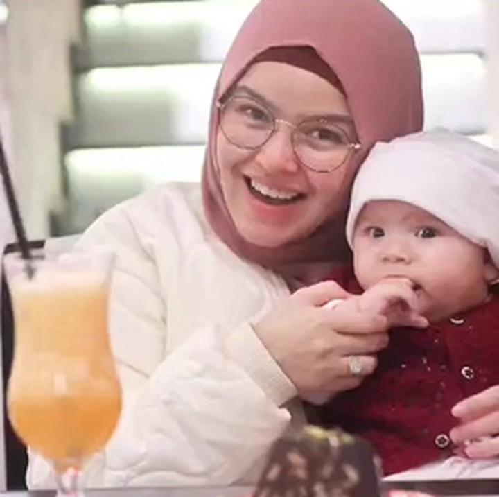 <p>Sebelumnya, Siti Liza menutupi wajah anaknya yang akrab disapa Zara dari hadapan publik, Bunda. Siti Liza juga menceritakan jika berat badan anaknya kini mencapai 9 kilogram. (Foto: Instagram @sitiliza2013)</p>