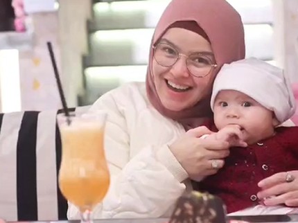 Sempat Ditutupi, Ini 7 Potret Gemas Anak Siti Liza yang Keturunan Turki