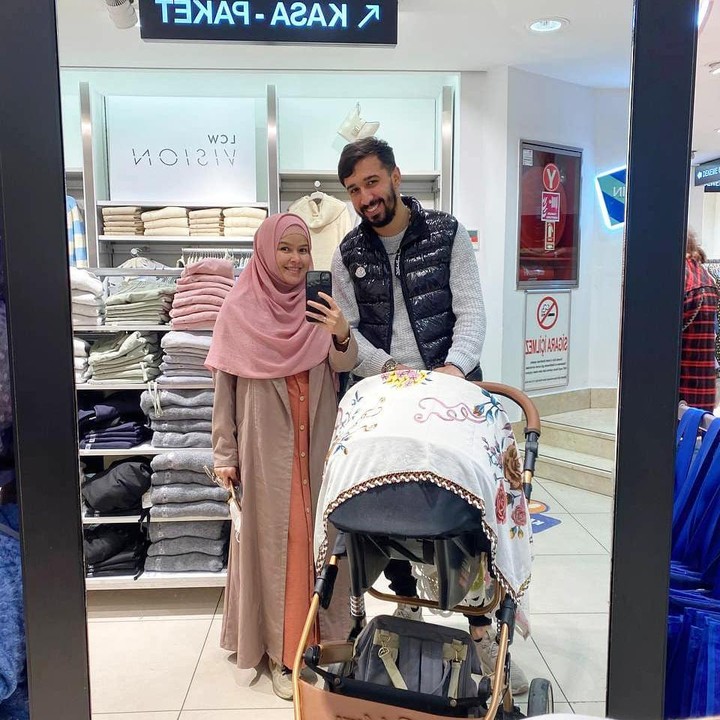 <p>Keduanya menikah pada 2019 lalu. Sekarang keduanya sudah dikarunia seorang bayi cantik bernama Zara Aisha Kale. (Foto: Instagram @sitiliza2013)</p>