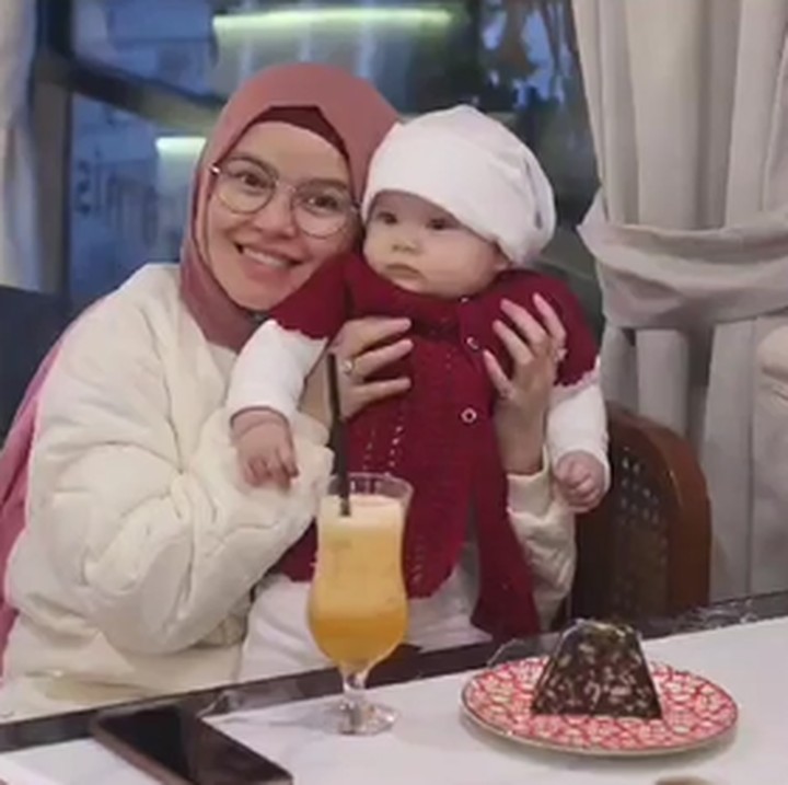 <p>Namun kini, diusia 5 bulan wajah <em>baby</em> Zara sudah ia unjuk pada <em>followers</em>-nya di media sosial Instagram. "Zara <em>skrg</em> beratnya udah 9 kg lebih Moms.. <em>Alhamdulillah Full</em> ASI. Dan Zara <em>ngga</em> pernah minum ASI dari botol. Alhamdulillah Mamanya @zaraaishakale bisa 24 jam setiap hari jaga Zara jadi ASI nya juga <em>fresh from the oven,</em>" tulis Siti sebagai <em>caption</em>-nya. (Foto: Instagram @sitiliza2013)</p>