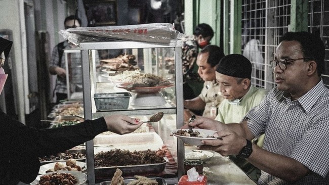 Anies Baswedan memesan telur balado dicampur siraman orek tempe basah di warteg kawasan Ancol itu. "TANPA LENGKUAS," ujar Anies.