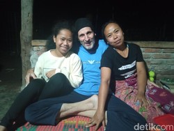 Bule Mualaf Betah Tinggal di Tetebatu, Syarat Naik Pesawat Terbaru