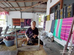 Mengenal Sentra Tenun Ikat Lombok di Desa Sukarara