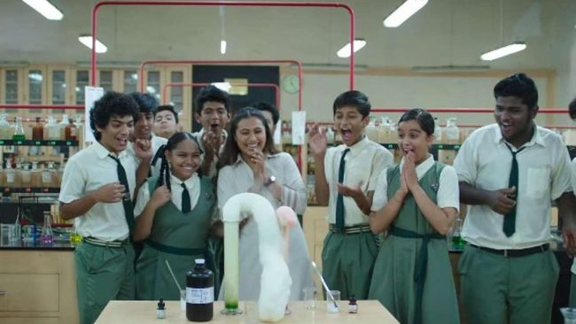 Guru adalah profesi yang tidak mudah. Hal tersebut digambarkan dalam film tentang perjuangan guru dalam mengajar. Simak daftar filmnya.