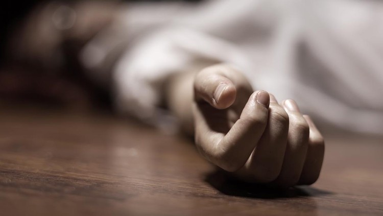 The dead woman's body. Focus on hand