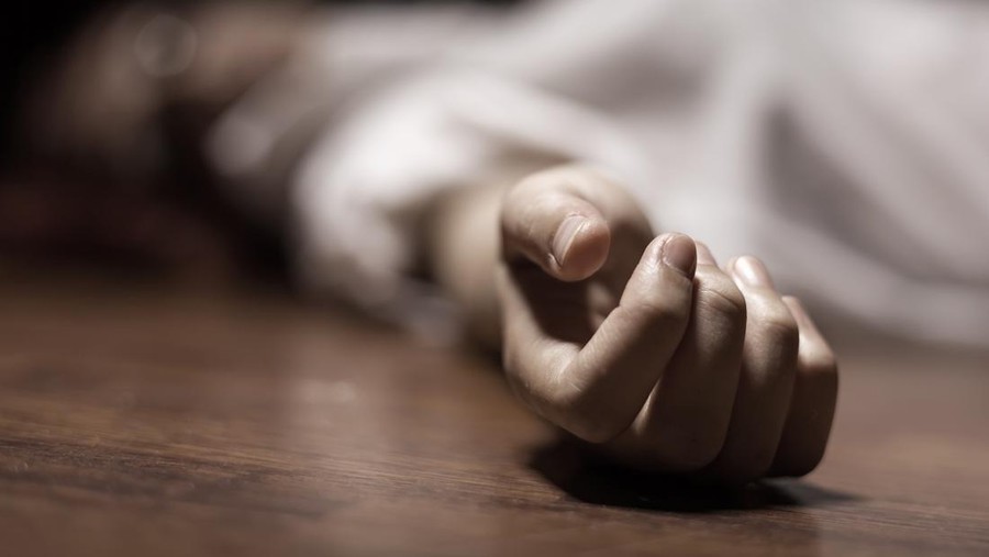 Ilustrasi Pembunuhan The dead woman's body. Focus on hand