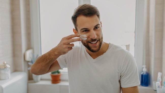 Pria yang memiliki tipe kulit kering perlu merawat wajahnya agar tidak kusam dan tampak terawat. Berikut 7 bahan skincare pria untuk kulit kering.