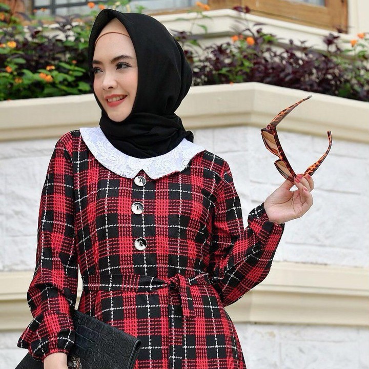 <p>Ingrid Kansil kerap tampil dengan <em>dress</em> panjang yang unik, Bunda. Ia bahkan pernah memadukan <em>dress</em> tartan hitam merah dengan kerah yang manis, seraya menjinjing clutch elegan, lho. Bak anak muda, ya. (Foto: Instagram: @ingrid_kansil)</p>