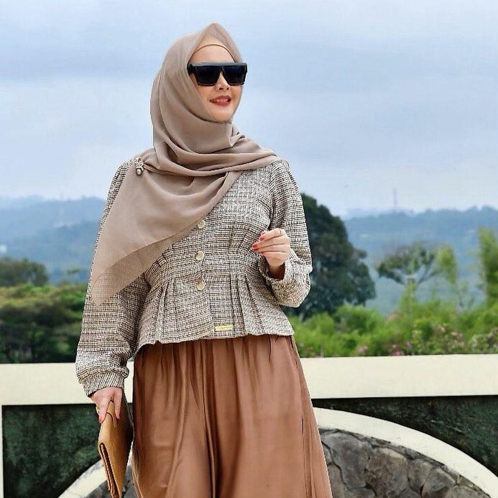 <p>Hampir di setiap OOTD, Ingrid selalu mengenakan kacamata yang unik. OOTD yang satu ini, Ingrid mengenakan kacamata hitam dengan set pakaian bernuansa cokelat. (Foto: Instagram: @ingrid_kansil)</p>