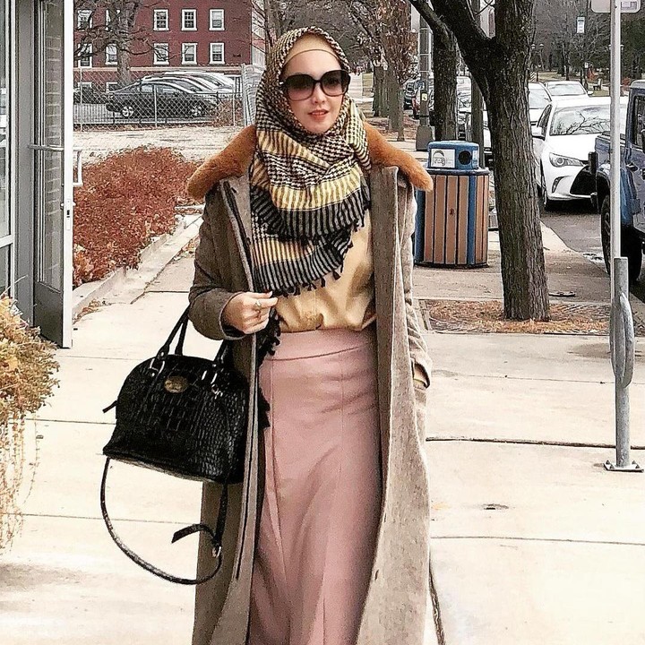 <p>Gaya OOTD hijab Ingrid selama di Amerika Serikat juga enggak kalah keren nih, Bunda. Ia memadukan hijab jenis sorban dengan mantel berkerah bulu yang <em>fashionable</em> banget. (Foto: Instagram: @ingrid_kansil)</p>