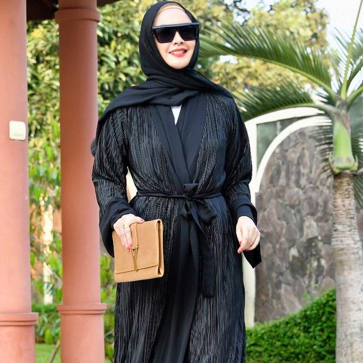<p>Black on black? Siapa takut! Lihat inspirasi gaya Ingrid Kansil yang satu ini. Long dress hitam model kimono dan jilbab hitamnya dipermanis dengan clutch cokelat yang memberi sentuhan segar. Tak lupa, sunglass membingkai wajah yang on point banget! (Foto: Instagram: @ingrid_kansil)</p>