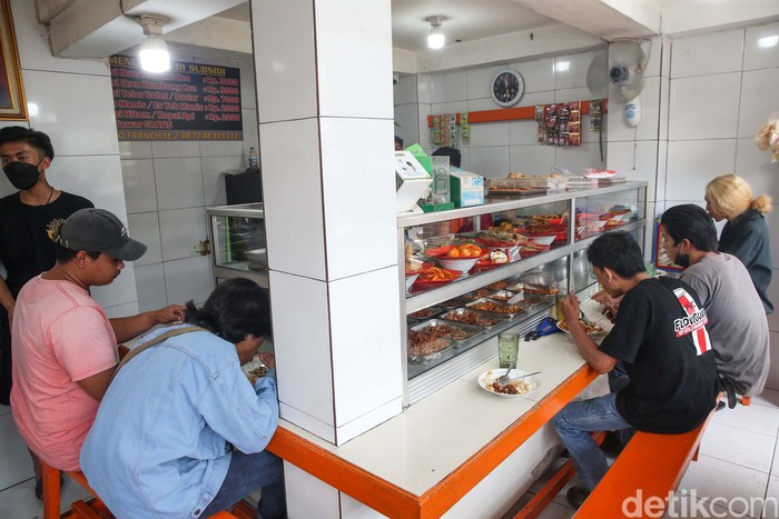 Status Jakarta naik menjadi PPKM level 2 hingga 17 Januari 2022. Aturan pembatasan makan di Warteg pun kembali dilakukan.