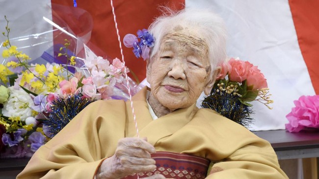 Kane Tanaka, perempuan tertua di dunia, merayakan ulang tahun ke-119 pada Minggu (2/1).