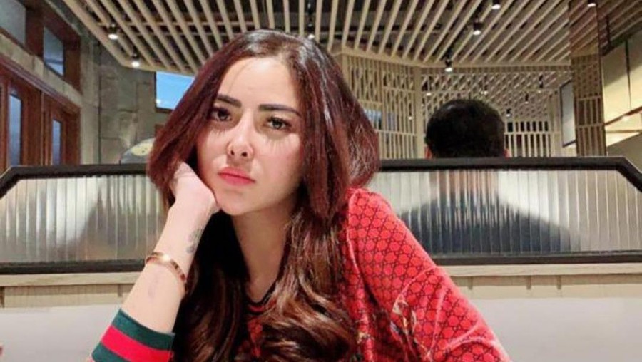 Keseruan Ayu Aulia Saat Makan Bareng Zikri Daulay di Resto Bawah Laut