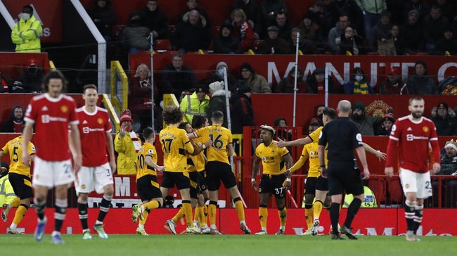 Bek kiri Manchester United Luke Shaw menyalahkan rekan setimnya usai dikalahkan Wolverhampton Wanderers pada lanjutan Liga Inggris.