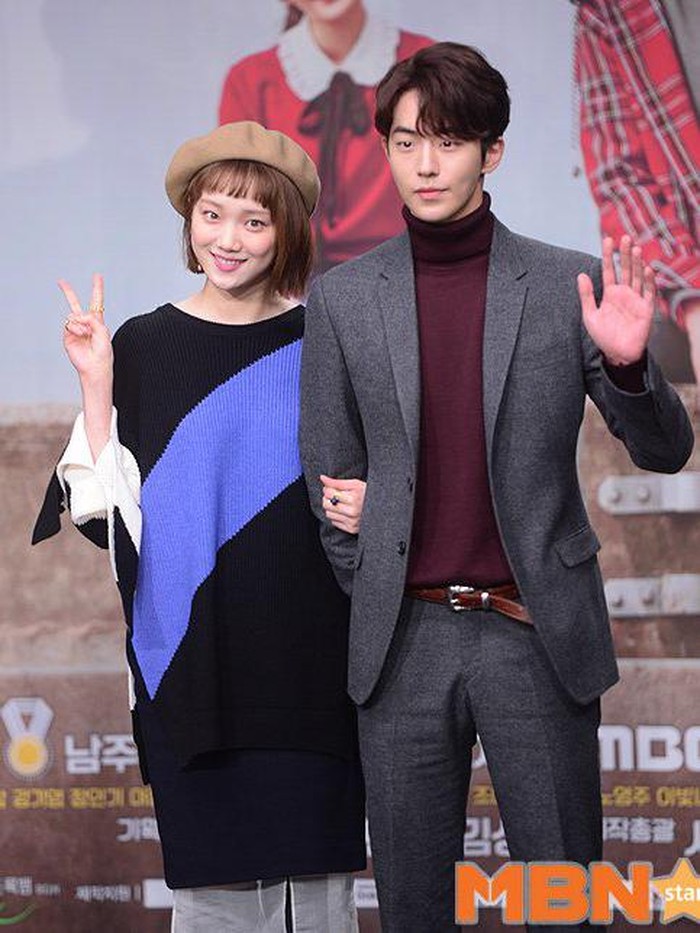 Terlibat cinta lokasi di drama Weightlifting Fairy Kim Bok Joo, hubungan Nam Joo Hyuk dan Lee Sung Kyung 'terciduk' oleh Dispatch pada April 2017. Sayangnya, pada Agustus 2017, keduanya memutuskan berpisah./ Foto: MBN Star via twitter.com/_heybiblee