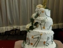 Netizen Ini Curhat Kue Pengantinnya Miring dan Berurat