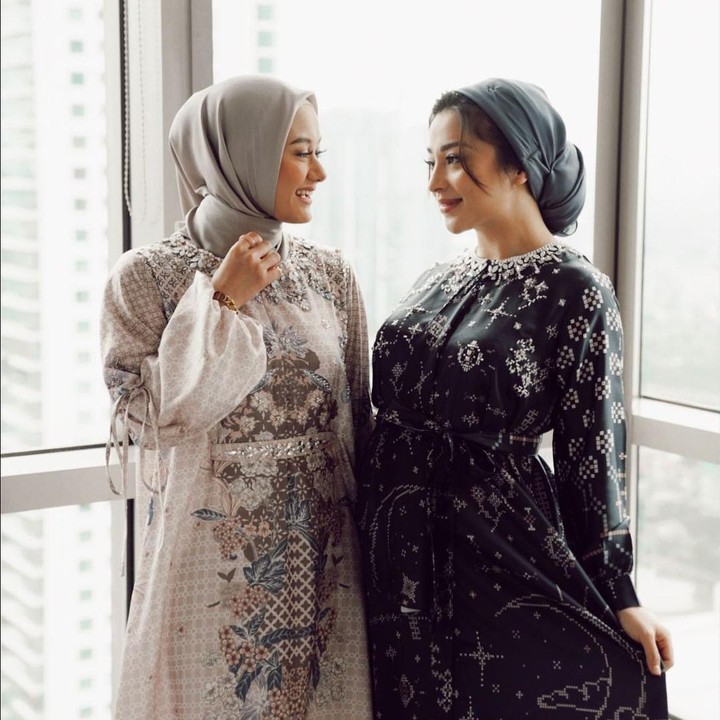 <p>Saat melakukan pemotretan bersama Dinda Hauw, Nikita juga tampil modis dengan memakai <em>maternity dress</em> dan aksesori turban rambut. (Foto: Instagram @nikitawillyofficial94)</p>