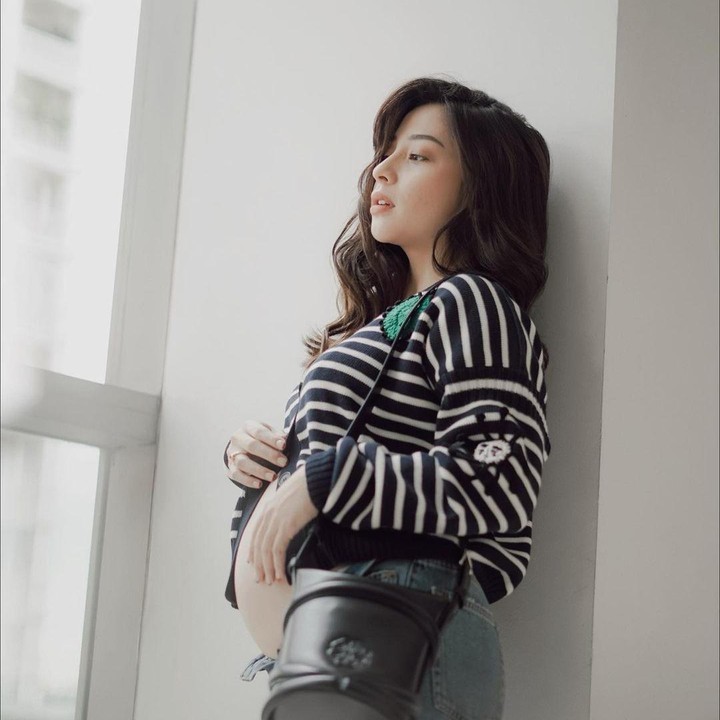 <p>Meski sedang hamil, Nikita tetap memilih tampil modis dengan memakai outfit kasual, nih. (Foto: Instagram @nikitawillyofficial94)</p>