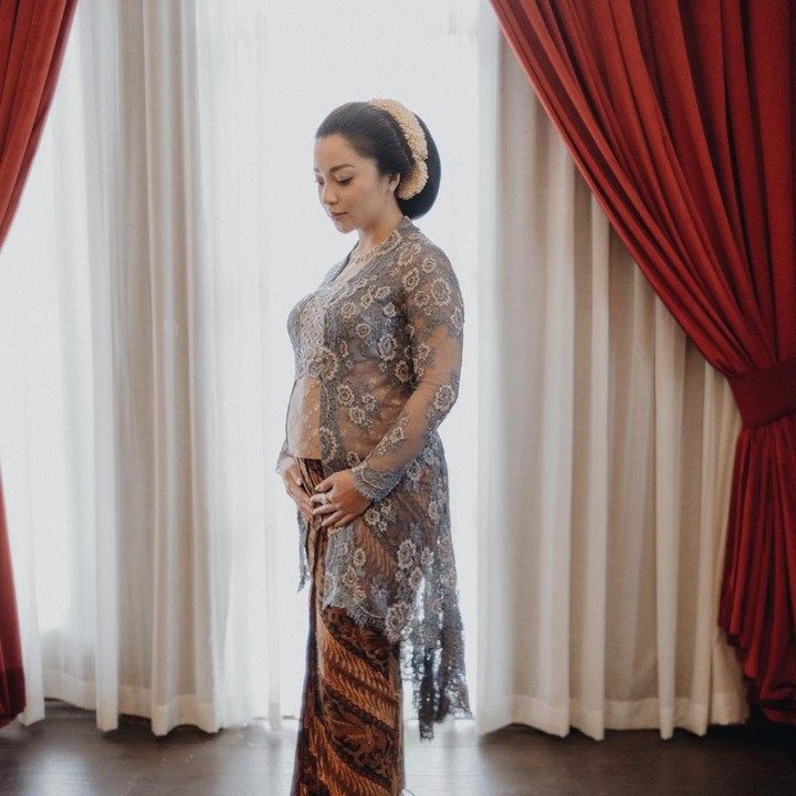 <p>Penampilan Nikita Willy di acara pernikahan sang adik juga tak kalah memukau. Ia tampil memesona dalam balutan kebaya. (Foto: Instagram @nikitawillyofficial94)</p>