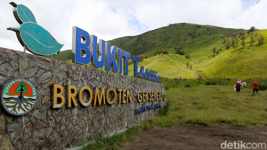 Nikmati Hijaunya Padang Savana dan Bukit Teletubbies di Bromo Awal mulanya keindahan Bromo hanya dikenal dengan dua destinasi favorit yakni menikmati Sunrise dan Kawah Bromo saja. Tapi, sejak dibuka pintu masuk lewat Malang, kini bertambah tujuan wisatanya.
Lautan pasir Bromo, Bukit Teletubbies dan padang savana yang terbentang luas.