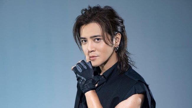 Penyanyi Taiwan Show Lo kembali ke atas panggung setelah dua tahun hiatus akibat skandal seks.