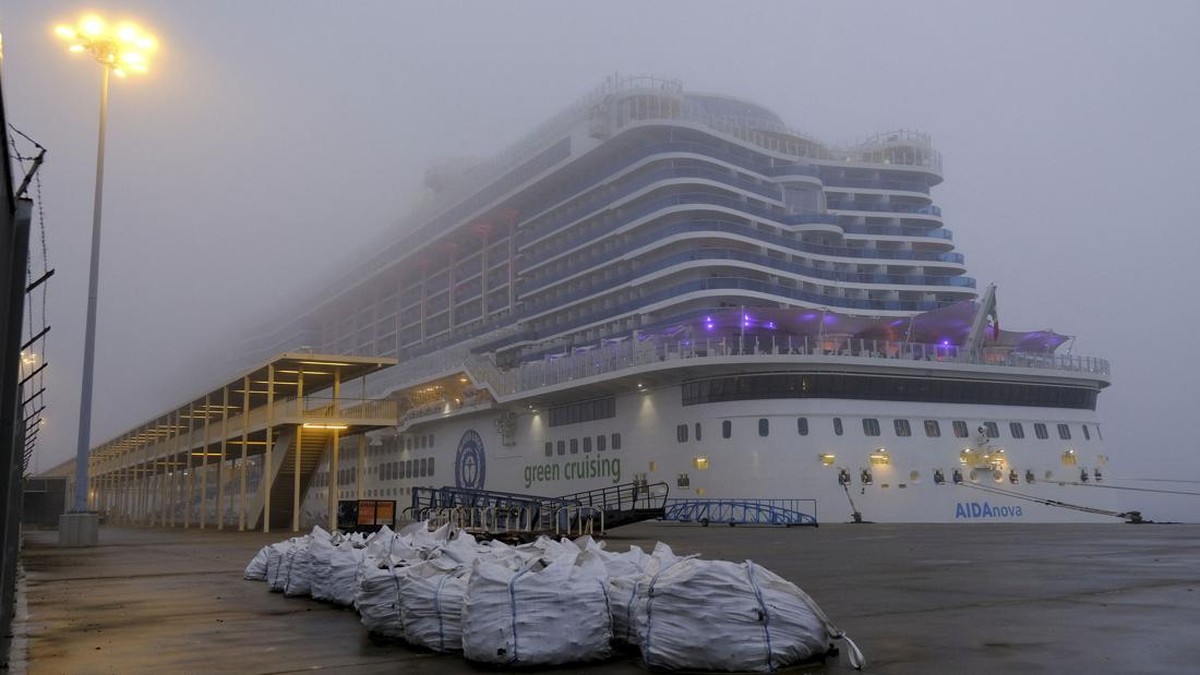FOTO: Kapal Pesiar di Portugal Diserbu Covid-19