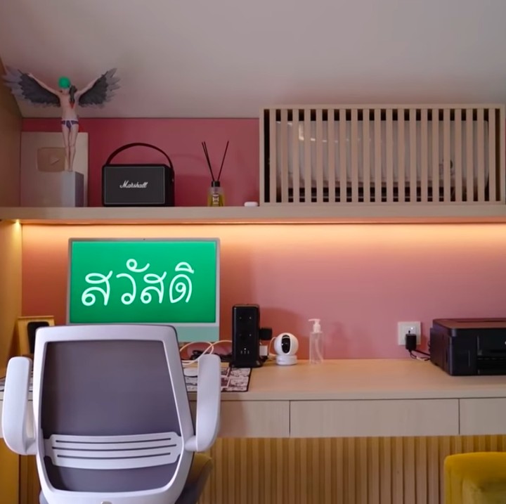 <p>Bersebelahan dengan area outdoor di rooftop, ada ruang kerja yang sangat colorful. Konon menurut Sharena, ruangan kerja ini memang didesain demikian agar suasana hati selalu ceria dan tak membosankan saat bekerja, Bunda. (Foto: YouTube Sharena Delon - Party of Four)</p>