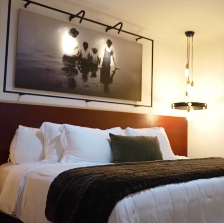 <p>Kamar tidur Sharena dan Ryan Delon tampak clean sesuai fungsi. Namun, masih di area yang sama, ada ruang santai yang dilengkapi tv, balkon outdoor, walking closet, juga kamar mandi utama yang super unik! Semuanya terpisah partisi ruangan yang dedesain khusus sehingga tak membuat ruang tampak sempit. (Foto: YouTube Sharena Delon - Party of Four</p>