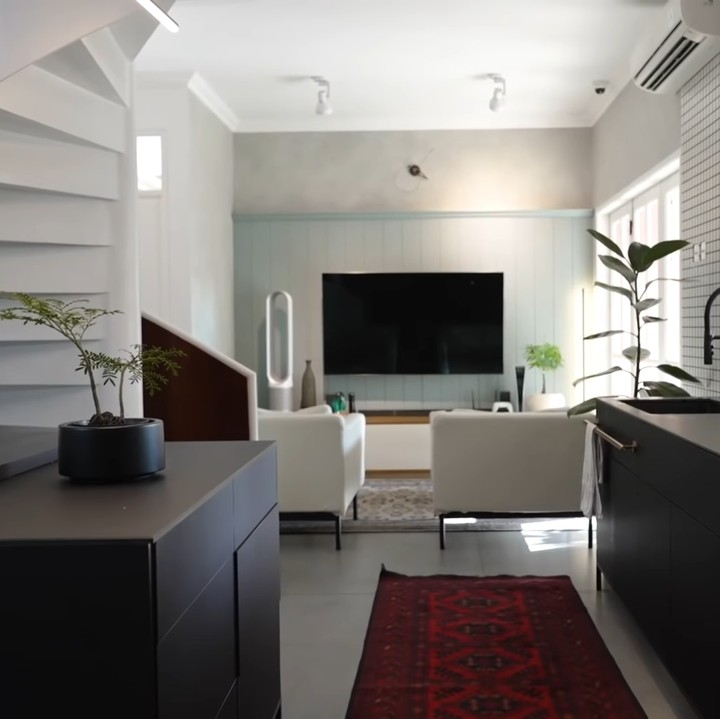 <p>Rumah kecil dapat disulap menjadi hunian menyenangkan. Seperti rumah Sharena Delon yang mendekorasi rumah mereka dengan nuansa <em>unfinished</em>-minimalis. Rumah yang dibangun selama tiga tahun itu kini sudah menjelma jadi rumah impian yang mereka dambakan. (Foto: YouTube Sharena Delon - Party Of Four)</p>