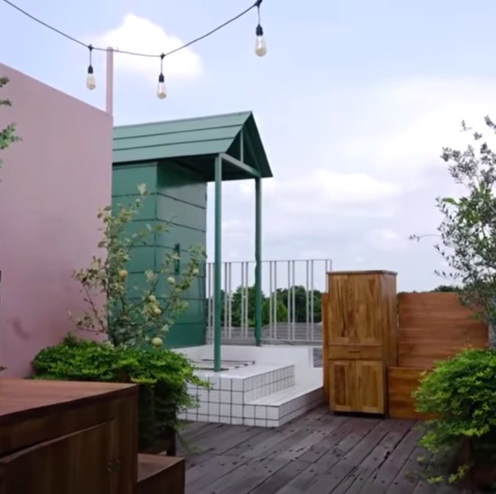 <p>Rumah Sharena Delon bahkan memiliki area outdoor yang unik dan dilengkapi dengan hot tub tradisional dari kayu. Kala malam, area ini dipermanis dengan temaram lampu yang menggantung di atasnya. (Foto: YouTube Sharena Delon - Party of Four)</p>
