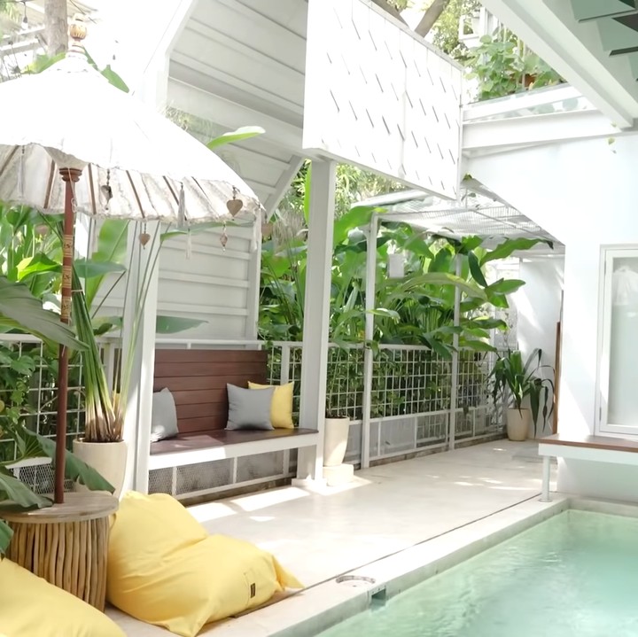 <p>Meski berdiri di atas tanah yang tak terlalu luas, rumah Sharena dan Ryan Delon ini tetap memenuhi kebutuhan ruang tanpa mengabaikan estetika. Desain setiap sudut rumah tampak diperhatikan dengan detail dan terkonsep. Salah satunya, area kolam renang yang terinspirasi dari nuansa Santorini. (Foto: YouTube Sharena Delon - Party Of Four)</p>