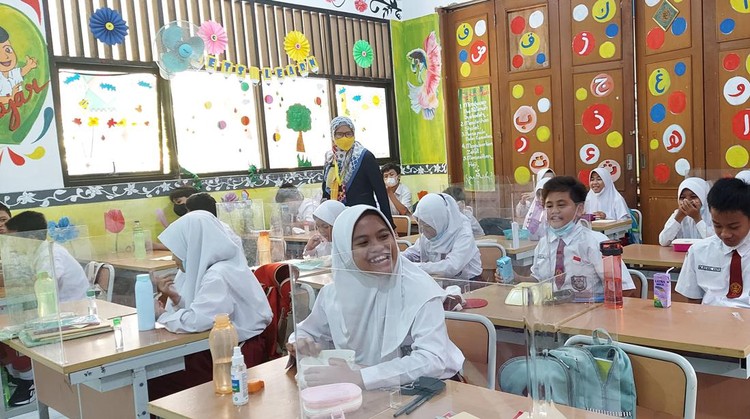 Siswa SD Negeri Kebon Jeruk 08 saat istirahat sekolah tatap muka.