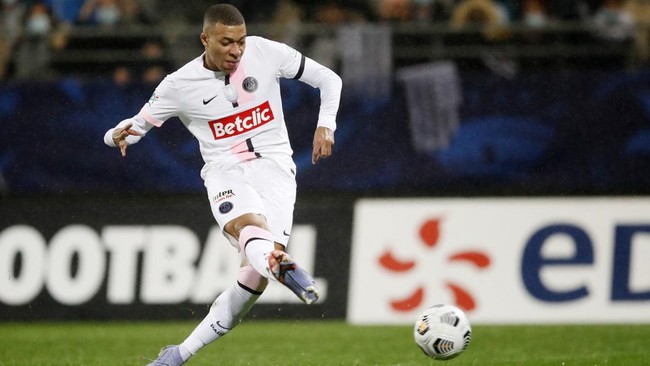 Kylian Mbappe dikabarkan punya gaji fantastis di Real Madrid yang menyentuh 50 juta euro alias ada di kisaran Rp812 miliar.