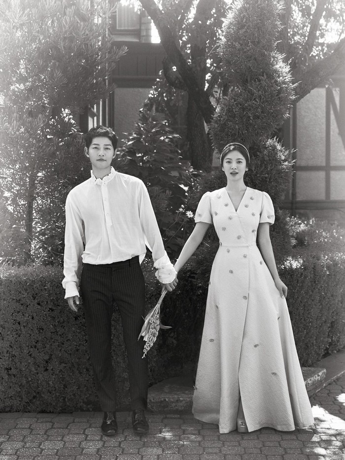 Song Joong Ki dan Song Hye Kyo juga terlibat cinta lokasi setelah beradu akting di drama Descendants of The Sun. Hubungan romantis mereka terungkap tahun 2017, beberapa bulan sebelum memutuskan menikah. Sayangnya, pernikahan mereka tak bertahan lama karena keduanya memutuskan bercerai di tahun 2019./ Foto: koreaboo.com