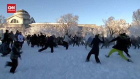 VIDEO: Laga Bola Salju 'Snomicron' Para Warga Washington