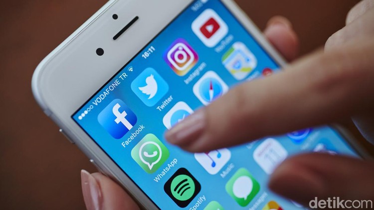 Istanbul, Turkey - July 11, 2016: Apple iPhone 6s screen with social media applications icons Facebook, Instagram, Twitter, Spotify, Youtube, Messenger, Apple Music, Safari, Maps, Whatsapp etc.