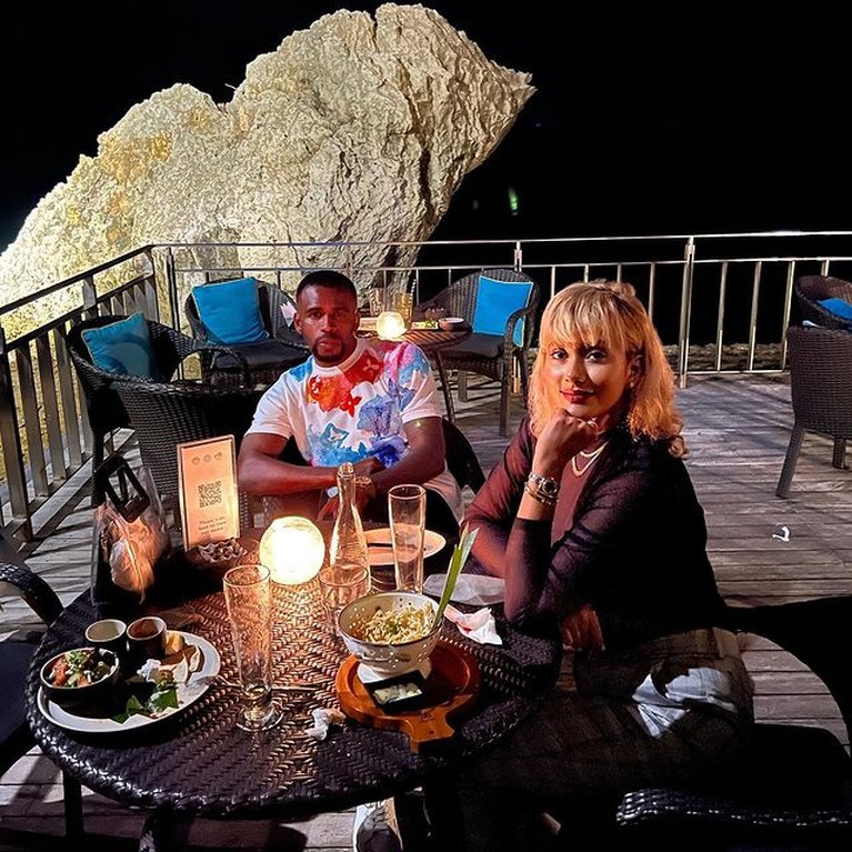 Kimmy Jayanti baru saja dinner romantis merayakan ulang tahun sang suami tercinta, Greg Nwokolo. Yuk intip potretnya!