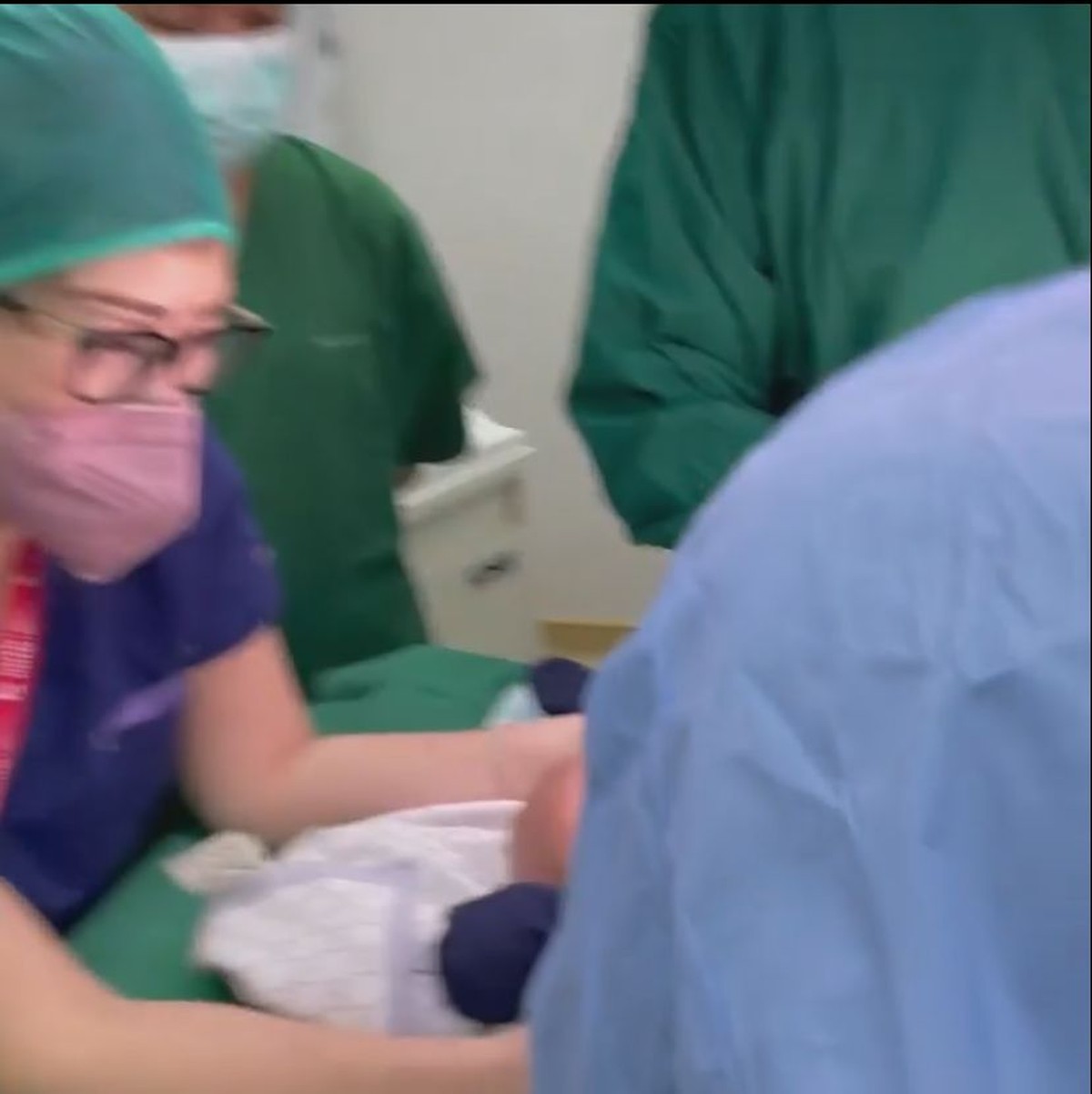 Anak kedua Raffi Ahmad&comma; baby Rayyanza baru saja menjalani proses khitan atau sunat ditemani sang ayah tercinta&period; Yuk intip&excl;