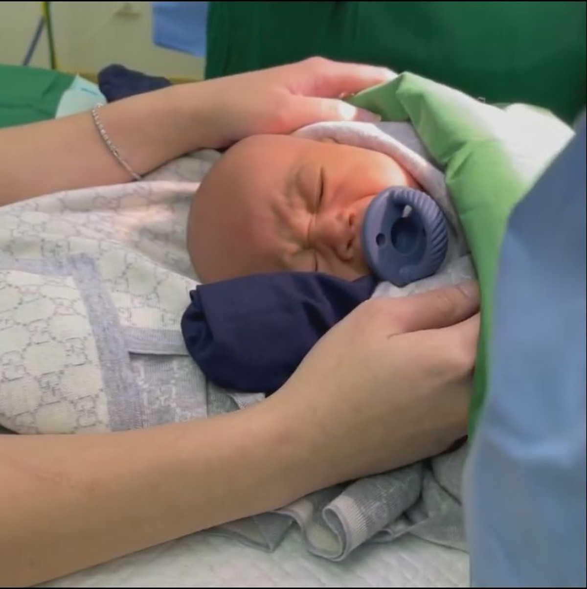 Anak kedua Raffi Ahmad&comma; baby Rayyanza baru saja menjalani proses khitan atau sunat ditemani sang ayah tercinta&period; Yuk intip&excl;